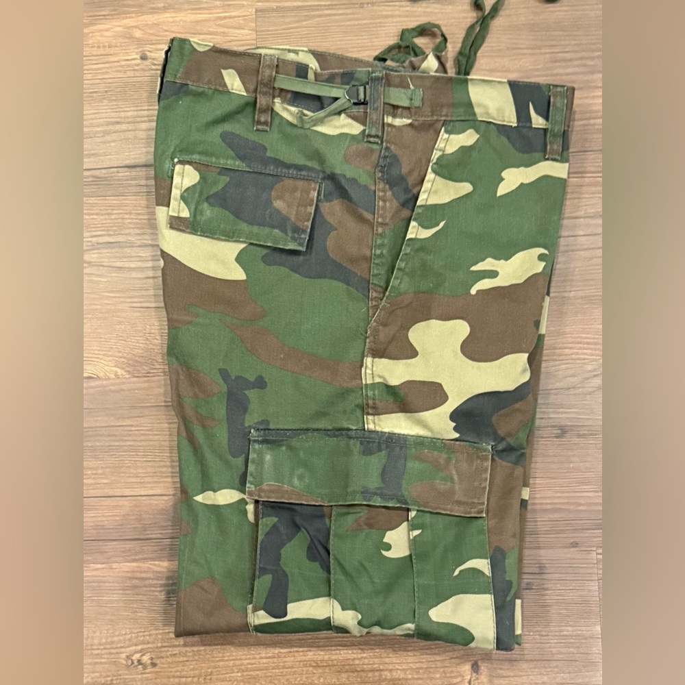 Vintage Parklands Canada BDU CamoCargo Pants 
Size Large Regular